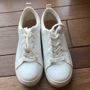 White leather sneaker, gently used